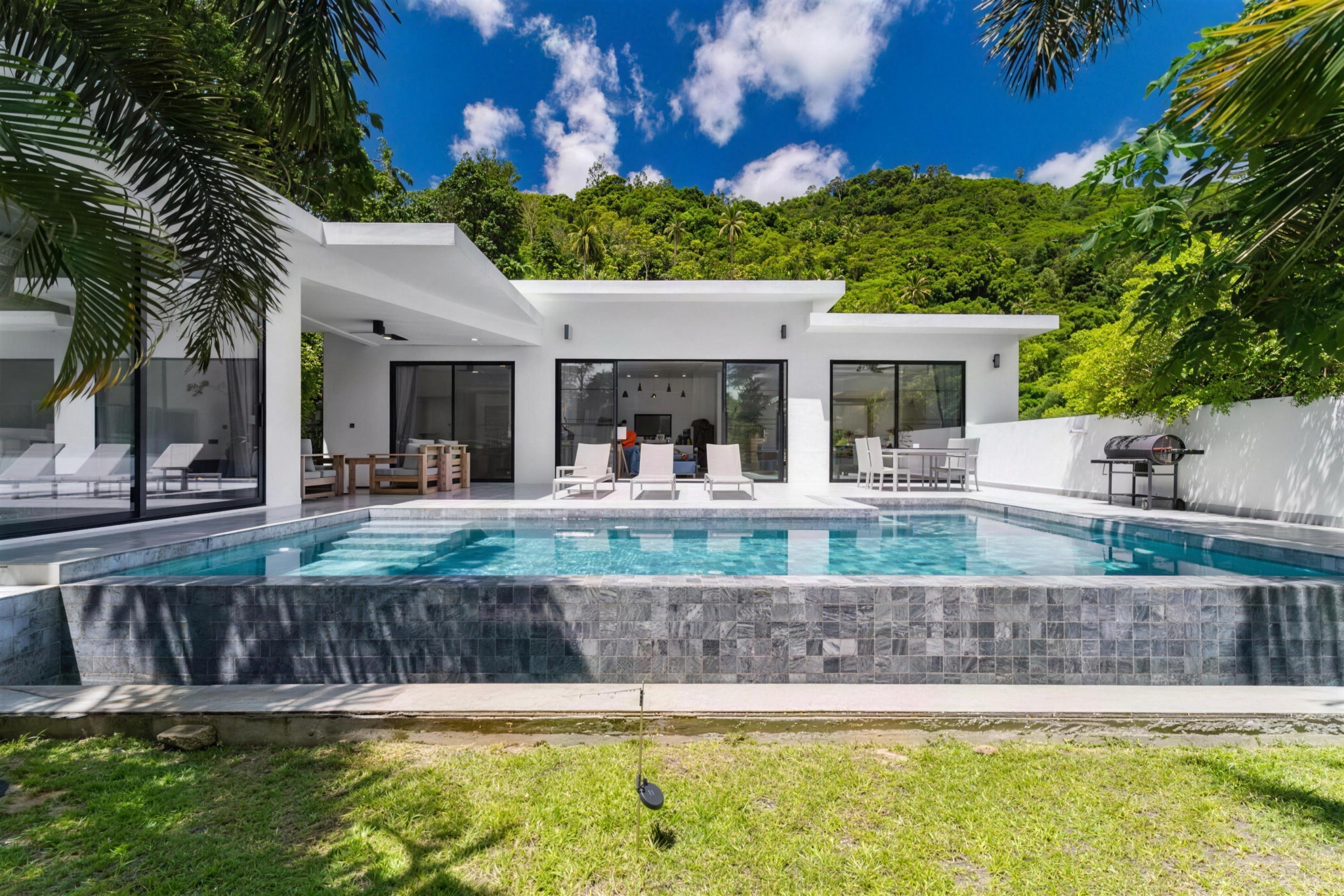 Villa de luxe avec piscine à débordement, palmiers et collines tropicales, à Koh Samui