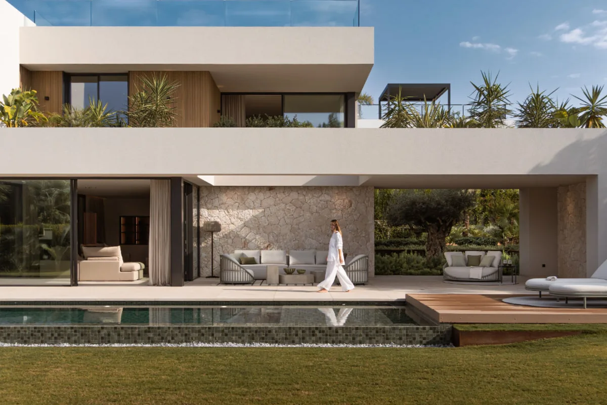 Villa contemporaine ouverte sur sa terrasse, piscine et jardin