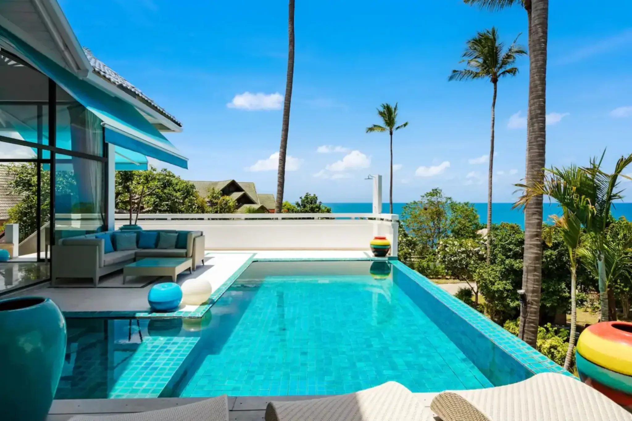 Piscine à débordement d'une villa gérée par The Circle Samui, ouverte sur la mer à Koh Samui