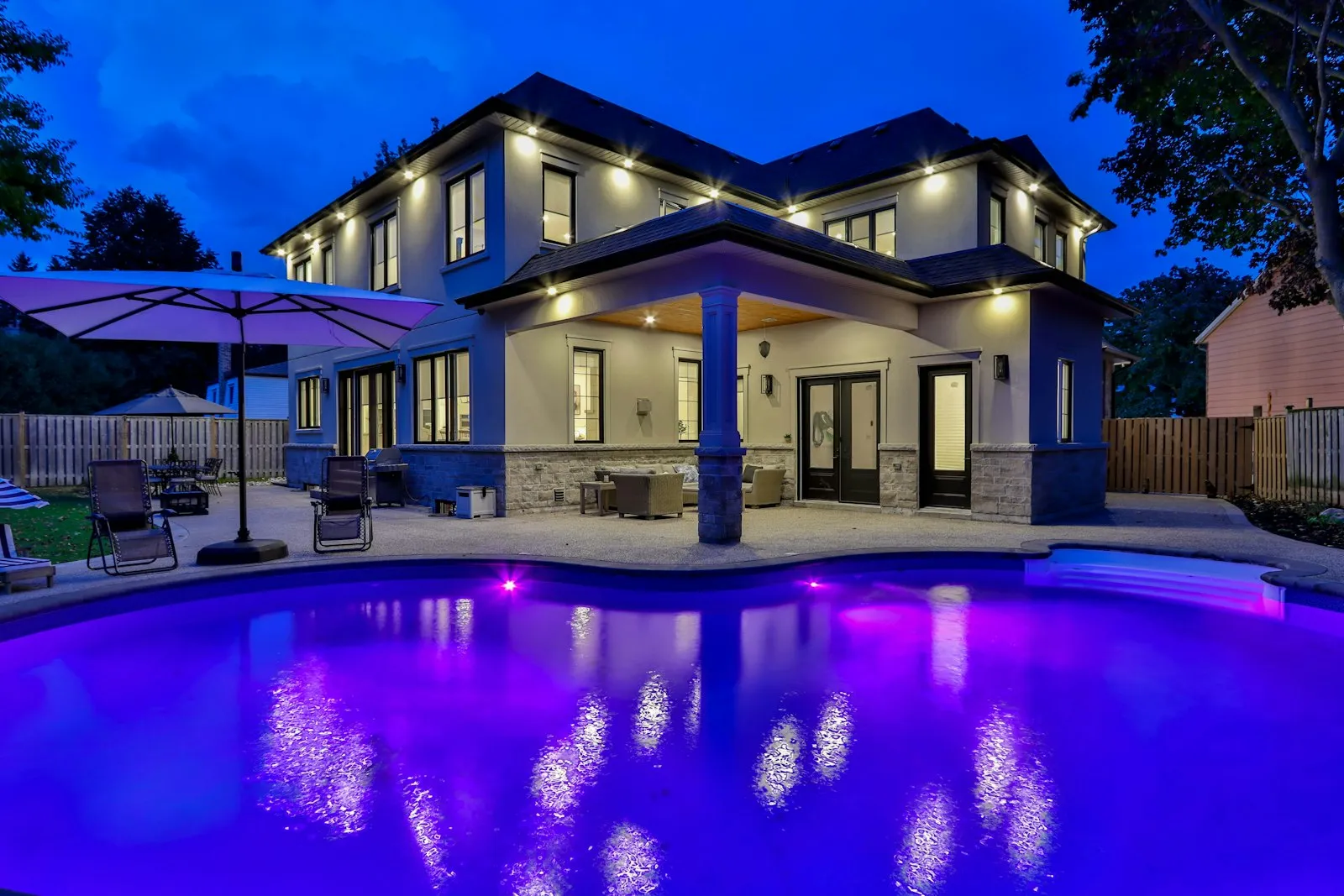 Piscine privée d'une villa de location au crépuscule, illustrant un article sur le rendement locatif