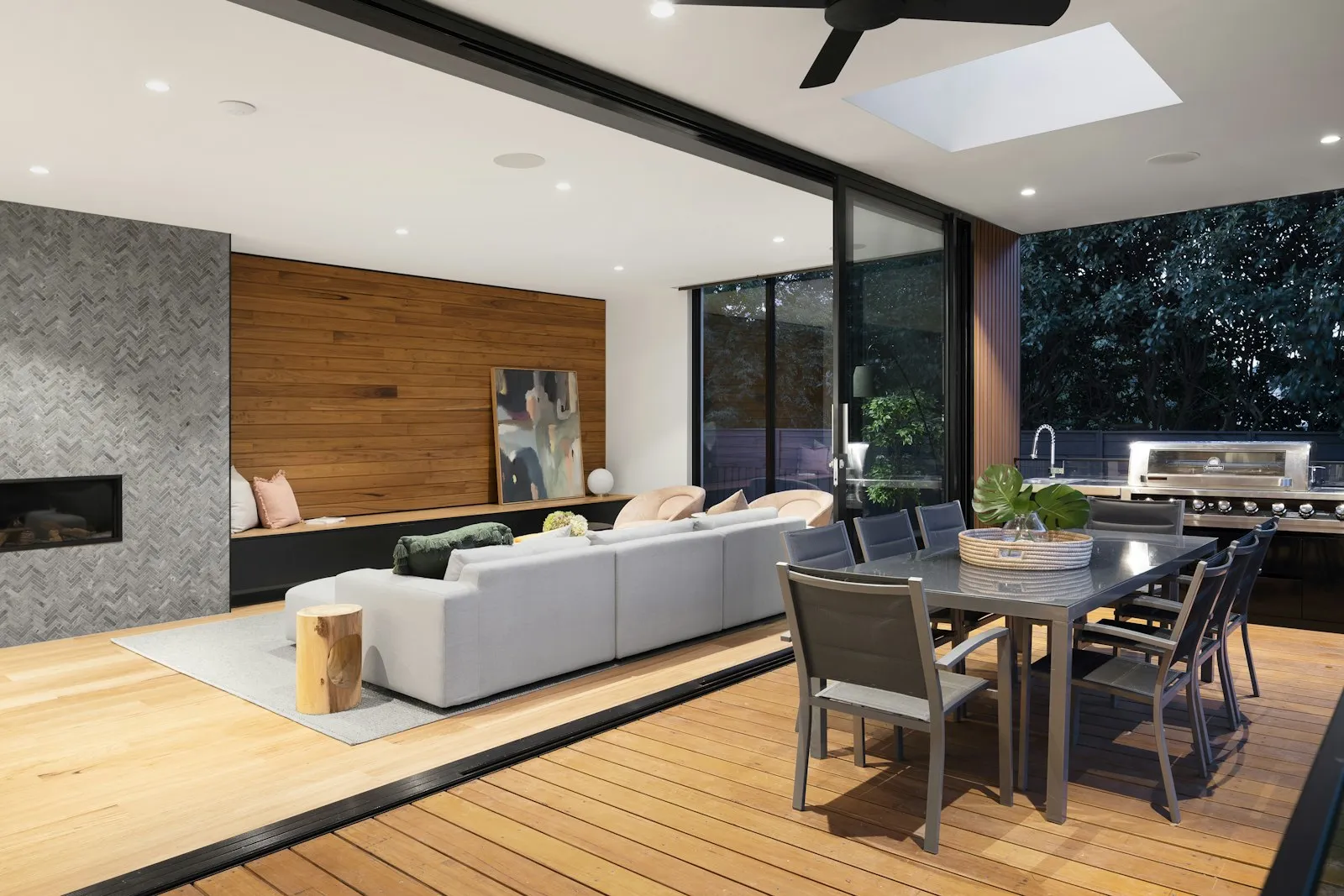 Intérieur en bois clair d'une villa gérée par The Circle Samui, ouvert sur la terrasse