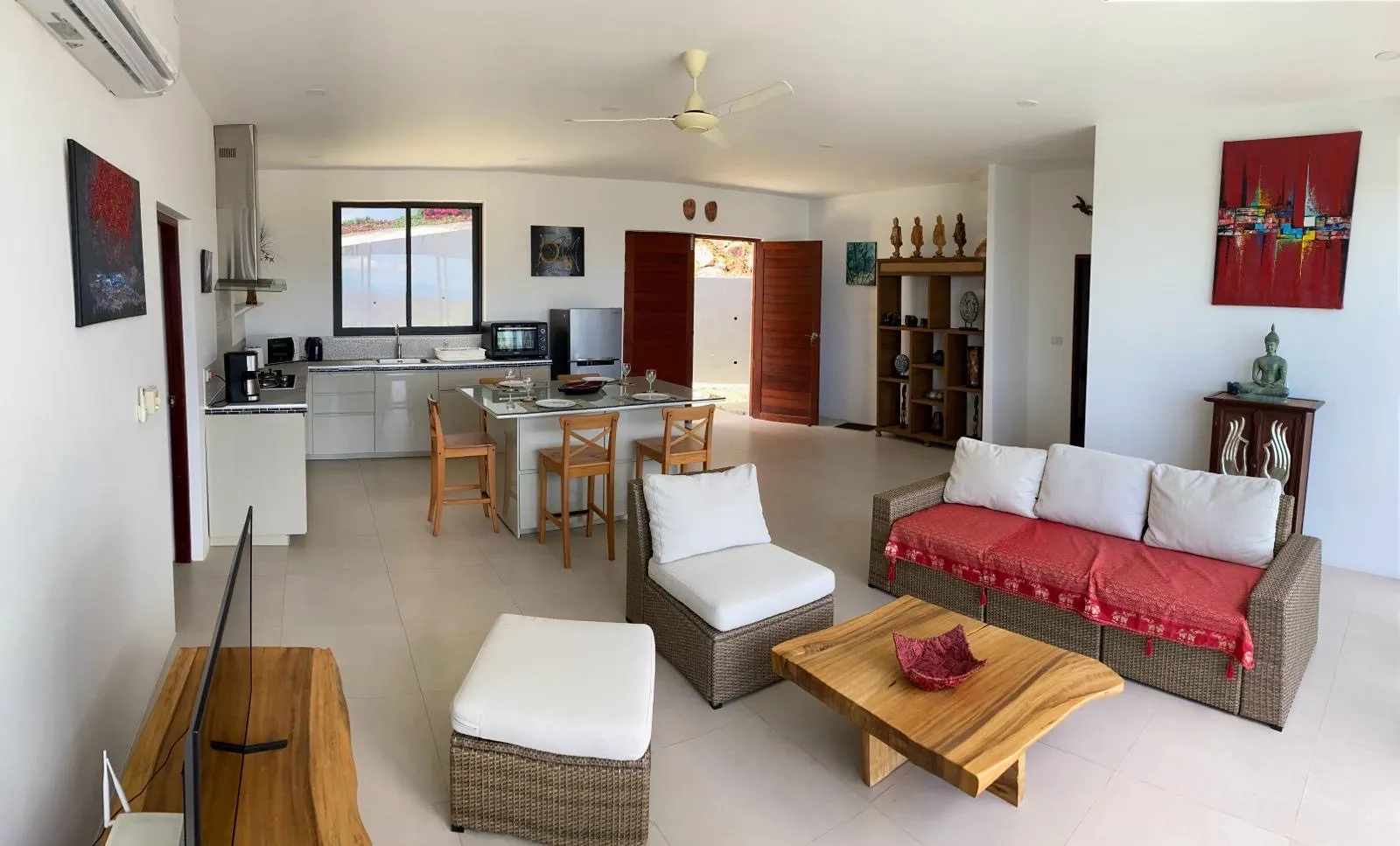Villa Dara : séjour ouvert lumineux et cuisine, à Bophut, Koh Samui