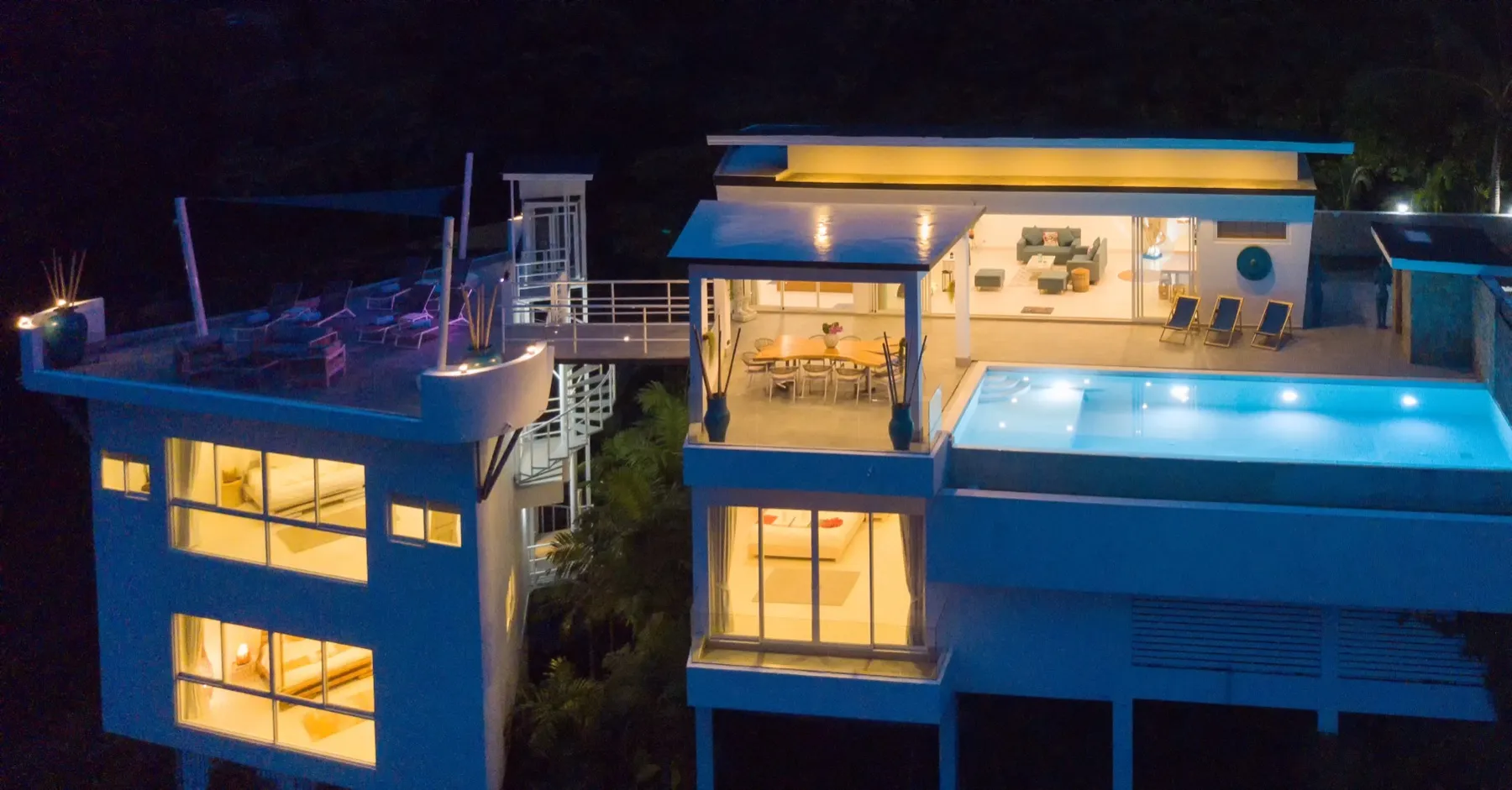 Villa Meya : villa contemporaine à étages avec piscine à débordement, vue sur la baie de Chaweng au crépuscule