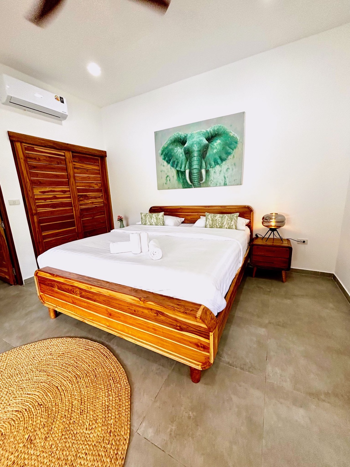 Villa Sora : chambre lumineuse aux tons bois, à Lamai, Koh Samui