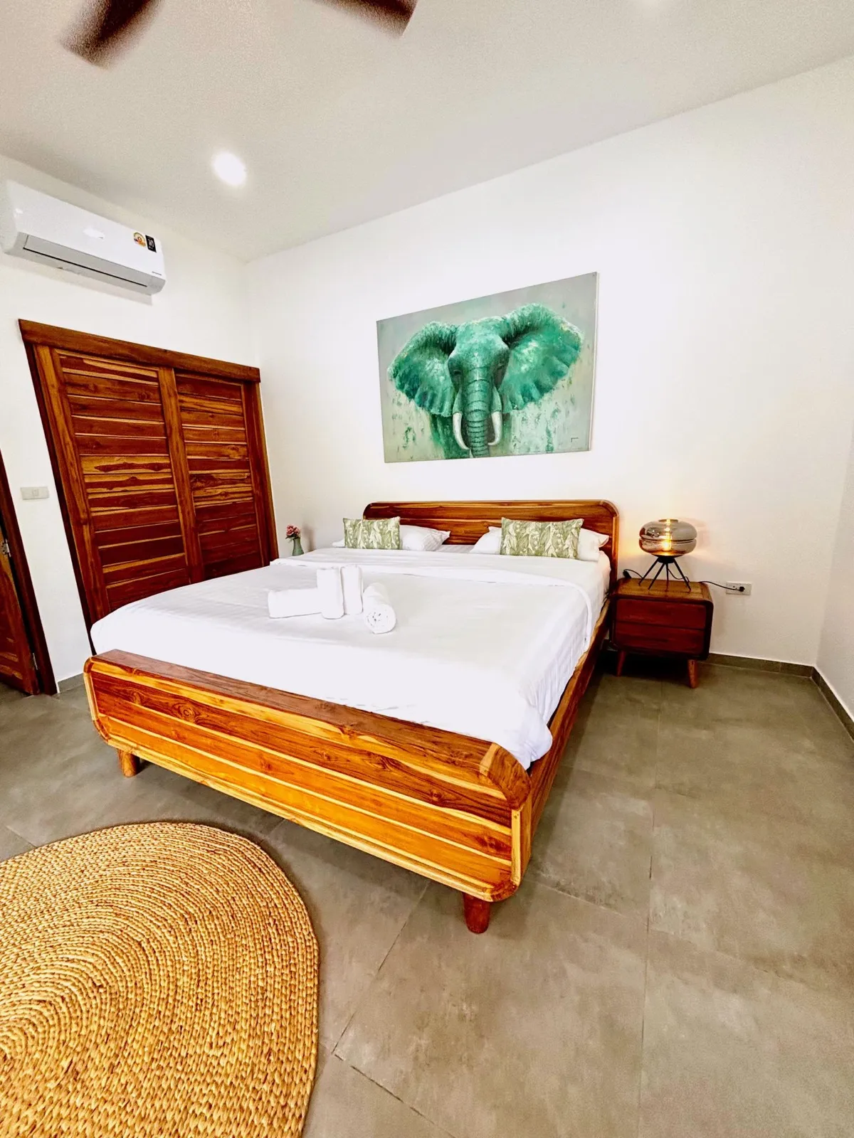 Villa Sora : chambre lumineuse aux tons bois, à Lamai, Koh Samui